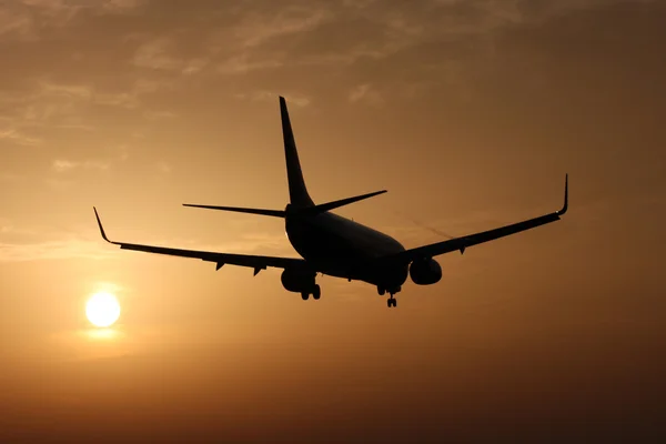 Flugzeug landet bei Sonnenuntergang — Stockfoto