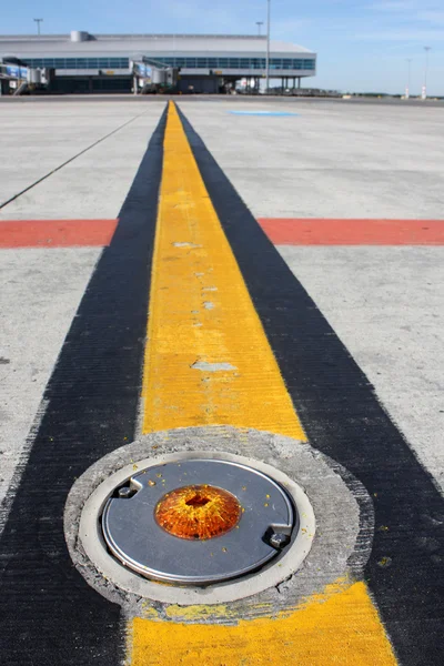 Luz quebrada no taxiway — Fotografia de Stock