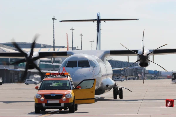 Volg mij op luchthaven — Stockfoto