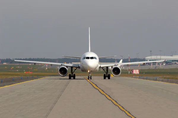Aircraft on taxiway — Stock Photo, Image