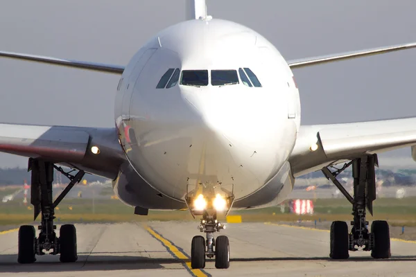 Flugzeug auf dem Rollweg — Stockfoto