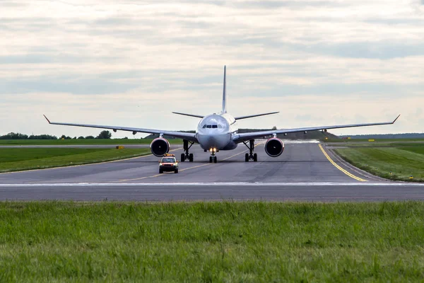 航空機のタクシー — ストック写真