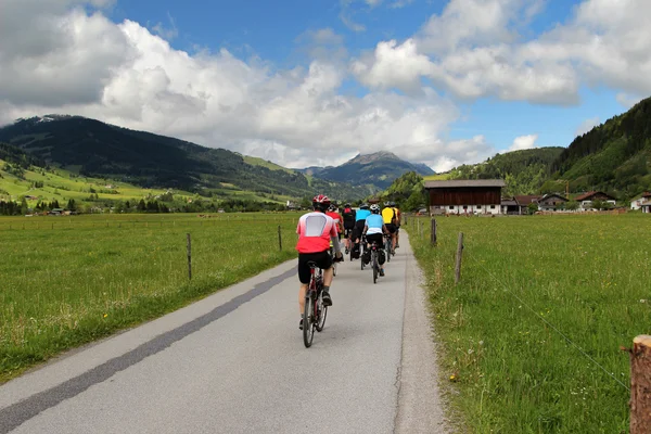 Ciclismo en los Alpes austríacos — Foto de Stock