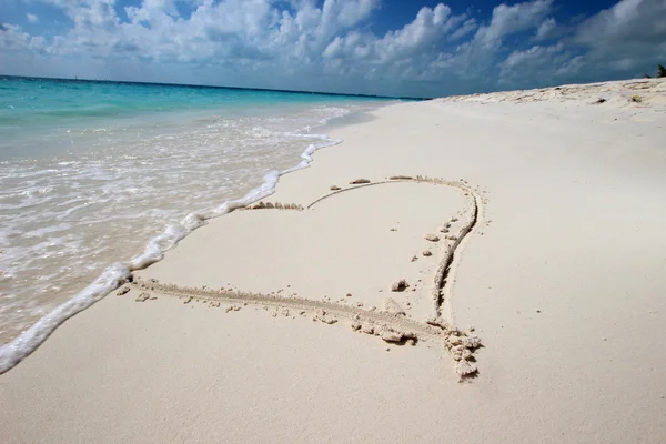 Herz im Sand — Stockfoto