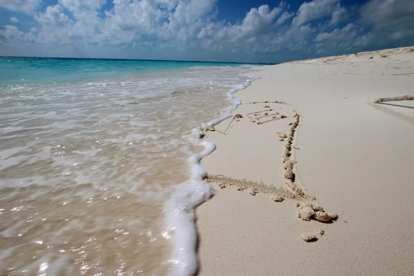 Herz im Sand — Stockfoto