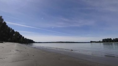 Güneşli bir günde Frazer nehrinde bir balıkçının siluetinin zamanlaması