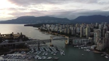 Köprü manzarası, Vancouver gökdelenleri, nehir ve dağlar.