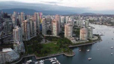Vancouver 'ın havadan görünüşü, gökdelenler, dağlardan nehir ve ufuk.
