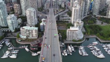 Şehir merkezine doğru giden köprü kavşağının yukarıdan görünüşü.