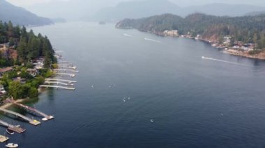 Vancouver kıyıları ile yelkenli tekneler arasındaki nehrin havadan görünüşü.