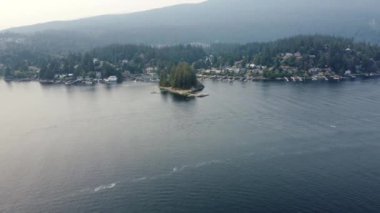 Vancouver sahilinin insansız hava aracı görüntüleri, köknar ağaçlı dağların manzarası.