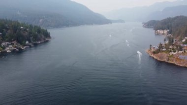 Vancouver yakınlarında yeşil dağlarla çevrili derenin havadan görüntüsü.