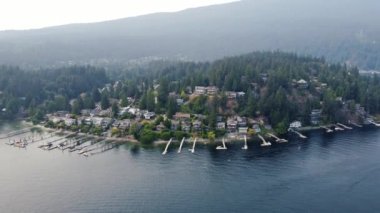 Vancouver yakınlarındaki kıyı manzarası. Dağlar ormanlarla kaplı.