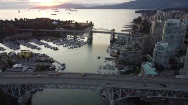 Vancouver 'da gün batımı, liman girişinde kargo gemileri bekliyor.