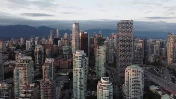 空中の景色 バンクーバーの高層ビルからの距離 地平線の山 — ストック動画