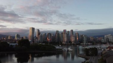 Akşam Vancouver şehir merkezinde, dere, yat ve ağaçlarla kaplı yarımadada.
