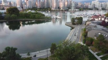 Vancouver 'ın açılış sahnesi, şehir merkezi, nehir, yat ve ağaçlı yarımada.