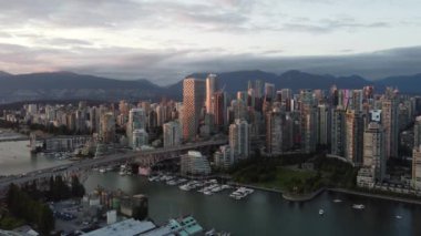 Vancouver, köprü, marina ve dağların hava manzarası yaz günbatımında