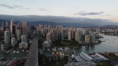 Şehir merkezindeki Vancouver 'ın hava manzarası, trafik ile köprü, marina.