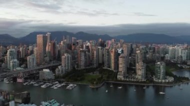 Vancouver şehir merkezinin hava manzarası, köprü, marina turuncu akşam güneşinin altında.