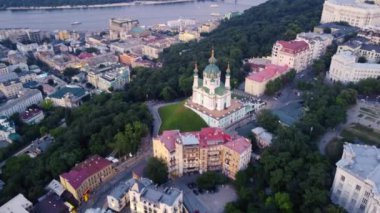 Açık havada Kiev 'in merkezindeki St. Andrew Kilisesi kuş bakışı manzaralı.