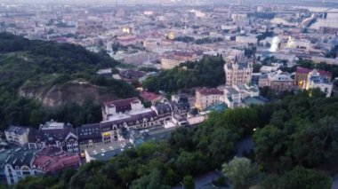 Kyiv merkezinin alt kısmı, hava manzaralı, güneşli bir günde.