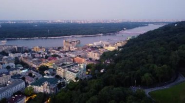 Zümrüt tepeler ve Dinyeper 'le çevrili Kyiv merkezinin hava manzarası.