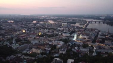 Kiev ve Kiev 'in Güney Köprüsü' nden geçen güçlü Dinyeper Nehri.