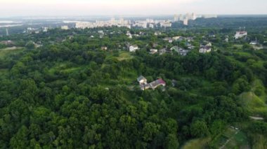 Güneşli bir akşamda Kyiv şehrinin görkemli, yeşil dağlarının manzarası