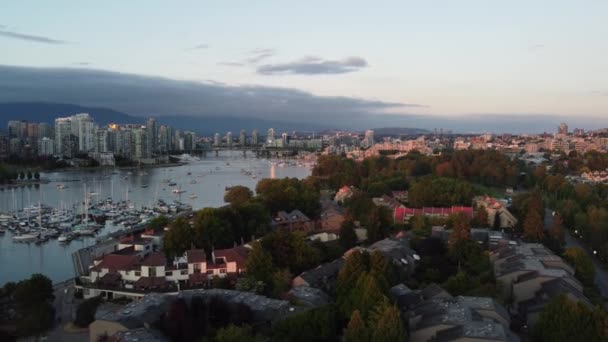 Luchtfoto Vancouver Bomen Rivier Wolkenkrabbers Een Zonsondergang Avond — Stockvideo