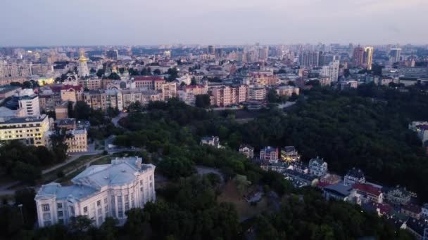 在晴朗的天气中 从鸟瞰的角度来看基辅市中心的上部 — 图库视频影像