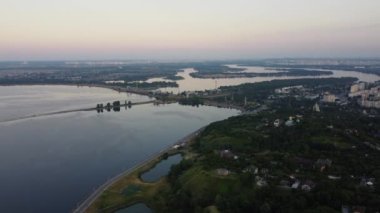 Yeşil kayalıklar, sahil şeridi ve güzel Kyivs Gölü kuş bakışı.