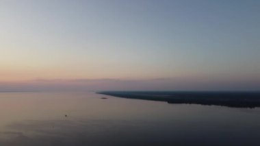 Denizin ortasındaki büyük yeşil ada.