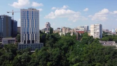 Kiev 'in yeşil tepelerindeki evlerin hoş gelişimi