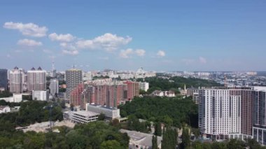 Sayısız Kiev tepeleri arasında devasa evler var.