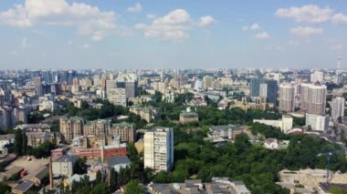 Zümrüt tepelerin arasındaki kudretli Kiev şehri.