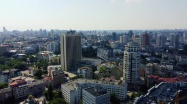 Güneşli bir günde Kiev şehrinde renkli bir bina inşa ediliyor.
