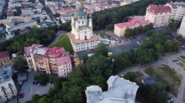 Kiev 'deki St. Andrews Kilisesi, kuş bakışı, akşamları, açık havada