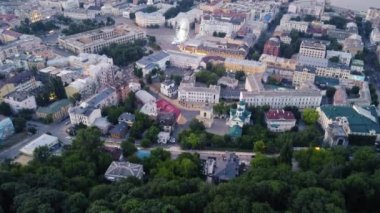 Sagaidachny caddesindeki büyük dönme dolap, akşamleyin, açık havada.