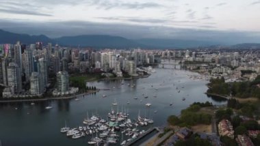 Vancouver 'daki evlerin ve nehrin havadan görünüşü, bulutlu bir günde marina.