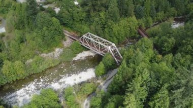 Bereketli bulutlarla kaplı suların arasındaki dağlara bak.