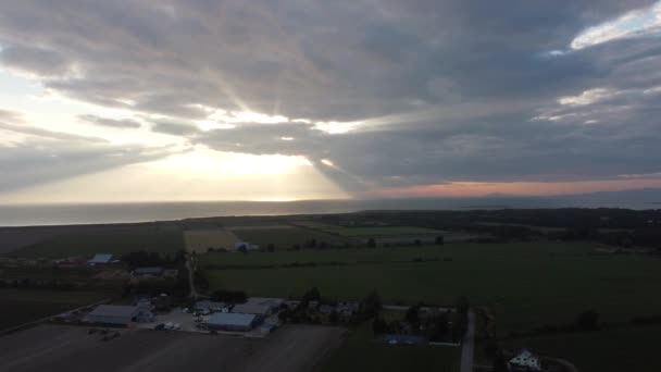 Άποψη Του Ηλιακού Φωτός Που Διαπερνά Σύννεφα Μαζί Πράσινα Μακριά — Αρχείο Βίντεο