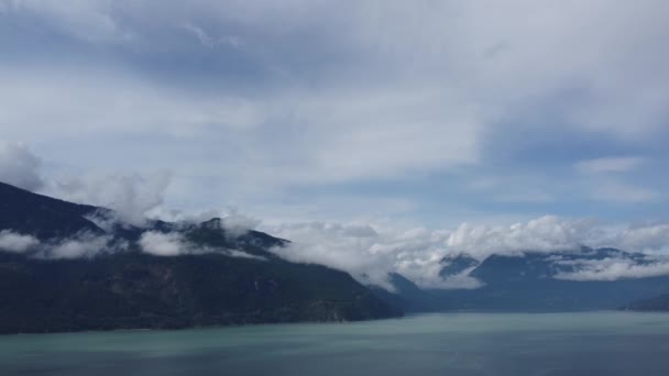 Vista Montanhas Cobertas Por Nuvens Brancas Com Água Tons Verdes — Vídeo de Stock