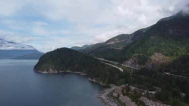 Soğuk bir sonbahar gününde körfezin yanından geçen bir dağ yolu.