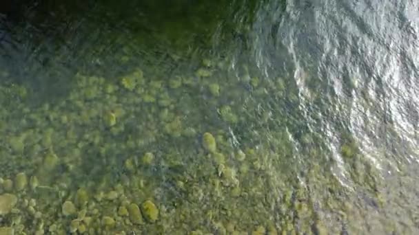 Fondo Roccioso Poco Profondo Una Fredda Baia Vista Volo Uccello — Video Stock