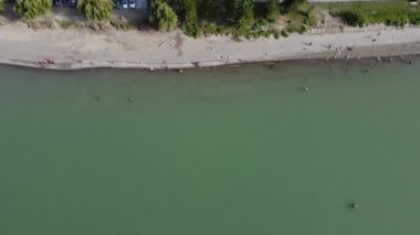 Nehir kenarındaki büyük kil plajı, kuş bakışı bir manzaradan, ılık bir sonbahar gününde, açık havada.