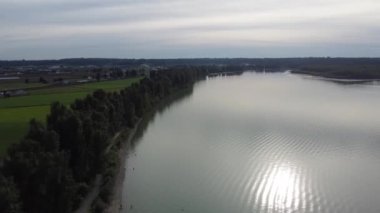 Tohum ekilen tarlalar, ekilen ağaçlardan oluşan bir ara sokakta, bir kuşun gözünden, sıcak bir sonbahar gününde, açık havada, farklı açılardan ayrılmış.