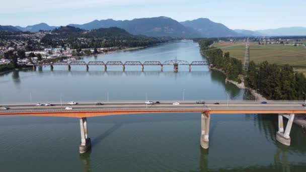 Due Ponti Che Attraversano Possente Fiume Una Vista Volo Uccello — Video Stock