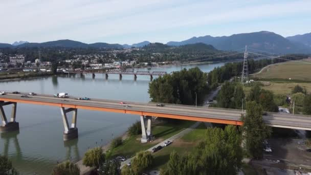Şehrin Yakınındaki Güçlü Bir Nehrin Üzerinden Geçen Bir Köprü Alçak — Stok video