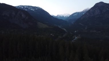 Kayalıklardaki manzara, kozalaklı ormanlar ve Vancouver 'daki patikalar